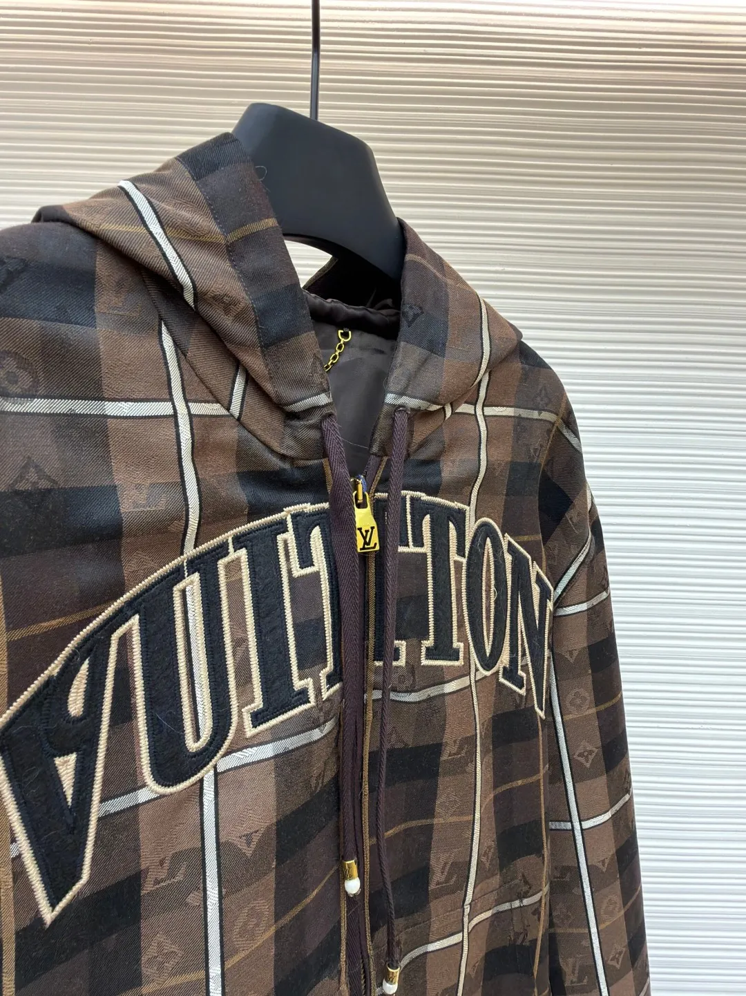 LOUIS VUITTON plaid hooded logo loose jacket ●Original version: Purchased and developed for 27300 ●Item number: 1682148-B70 ●Material: cotton mercerized fabric ●Technology: jacquard production ●Color: brown ●Version: fitted version ●Weight: about 890 grams ●Size: 48-50-52-54 ●Description: This zipper hoodie is made of sheep wool blended to lay out the seasonal Monogram Checked jacquard makes it a great choice for layering across seasons. A Vuitton felt patch sits at the chest, and the dressy hood has beaded drawstring tips. Available in matching trousers. Regular fit 83% sheep wool, 17% polyester Lining: 100% viscose Logo jacquard Felt logo patch on front, ribbed cuffs and hem Logo-lined zip closure Kangaroo pocket, drawstring hood with beaded drawstring ends. The overall wiring is straight and delicate, the fabric is comfortable and soft, and the color is consistent without color difference. It can be matched with the same style to create a fashionable look and control various occasions. Customized accessories, complete with three standards, same style for men and women!